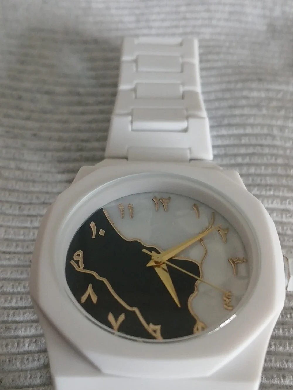 White Fashion Analog Wristwatch with Gold Accents